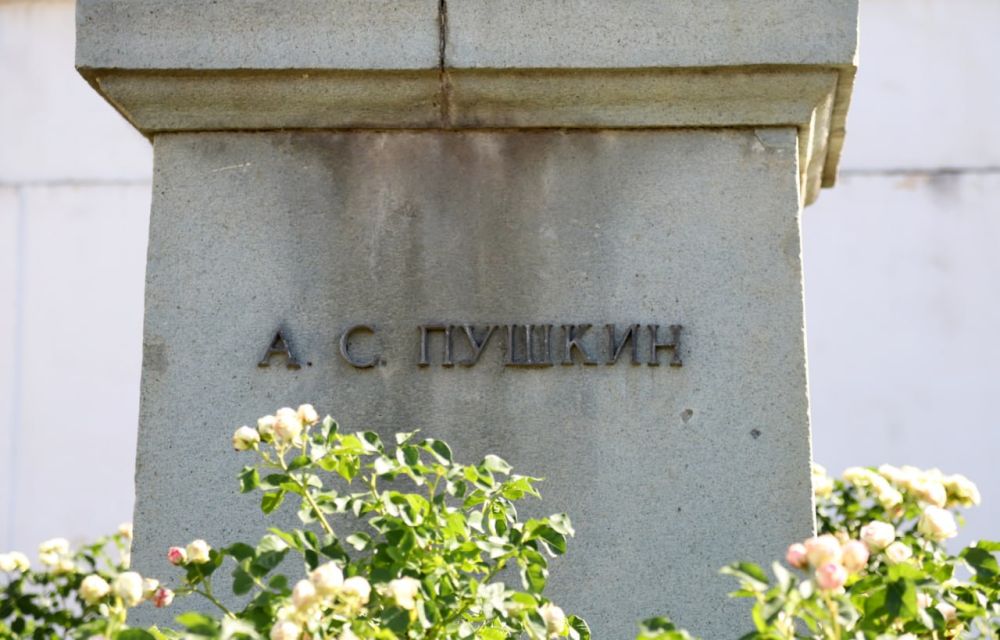 Людмила Пучкова: Сегодня исполняется 225 лет со дня рождения великого русского поэта Александра Сергеевича Пушкина, ставшего основоположником современного русского литературного языка Людмила Пучкова: Сегодня исполняется 225 лет со дня рождения великого русского поэта Александра Сергеевича Пушкина, ставшего основоположником современного русского литературного языка