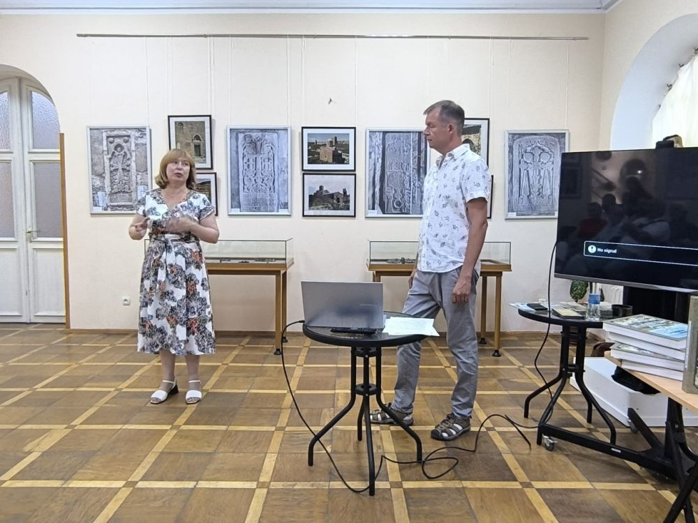 В Крымском этнографическом музее состоялась презентация книги известного крымского краеведа Ивана Коваленко «Привет из Симферополя» В Крымском этнографическом музее состоялась презентация книги известного крымского краеведа Ивана Коваленко «Привет из Симферополя»