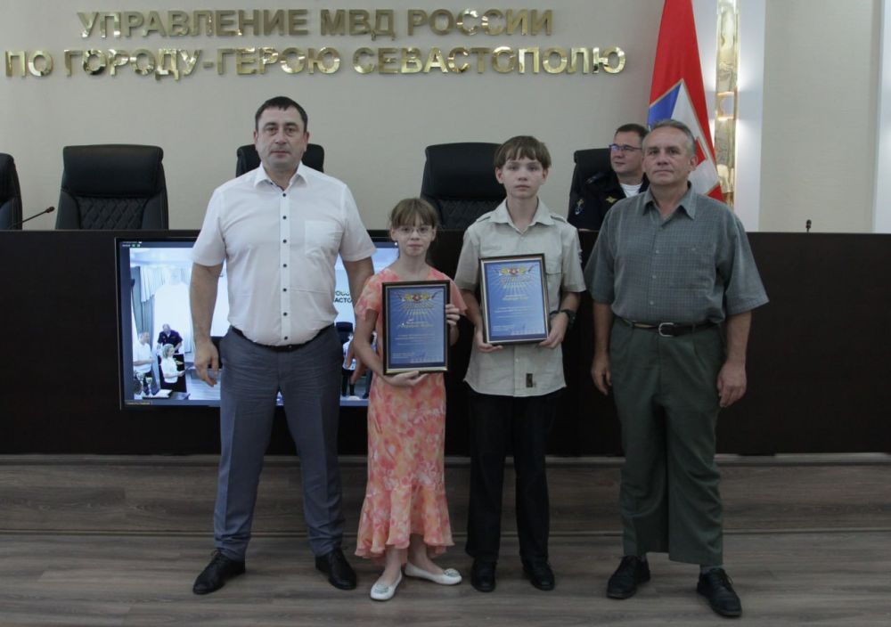 Начальник УМВД России по г. евастополю полковник полиции Сергей Сигунов вручил дипломы победителям регионального этапа музыкального конкурса «Щит и Лира» и спортивные кубки победителям соревнований по футболу Начальник УМВД России по г. евастополю полковник полиции Сергей Сигунов вручил дипломы победителям регионального этапа музыкального конкурса «Щит и Лира» и спортивные кубки победителям соревнований по футболу