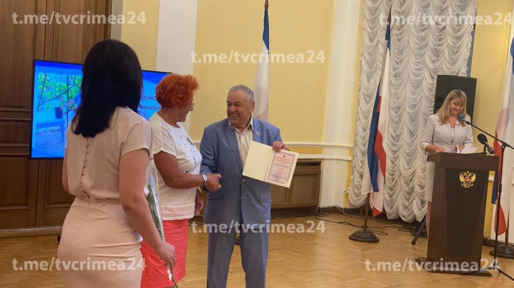 В Симферополе наградили работников социальных служб В Симферополе наградили работников социальных служб