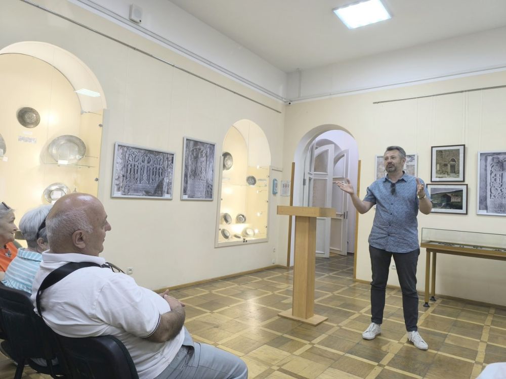 В Крымском этнографическом музее состоялась презентация книги известного крымского краеведа Ивана Коваленко «Привет из Симферополя» В Крымском этнографическом музее состоялась презентация книги известного крымского краеведа Ивана Коваленко «Привет из Симферополя»