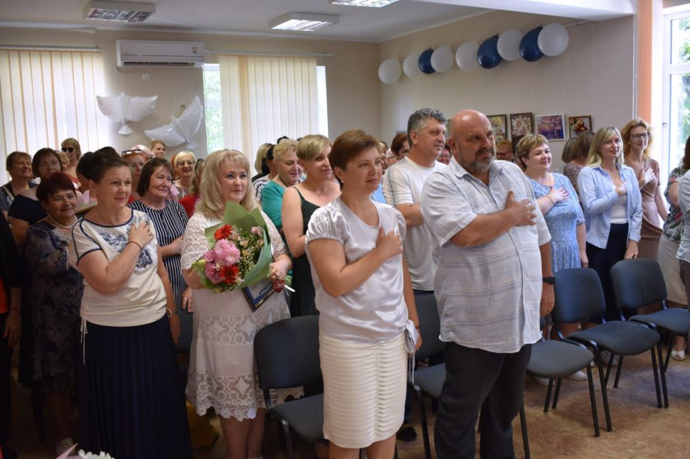 Галина Огнёва: Сегодня в преддверии Дня социального работника приняла участие в торжественном мероприятии, в рамках которого вручила почетные грамоты и благодарности сотрудникам социальной сферы деятельности Галина Огнёва: Сегодня в преддверии Дня социального работника приняла участие в торжественном мероприятии, в рамках которого вручила почетные грамоты и благодарности сотрудникам социальной сферы деятельности