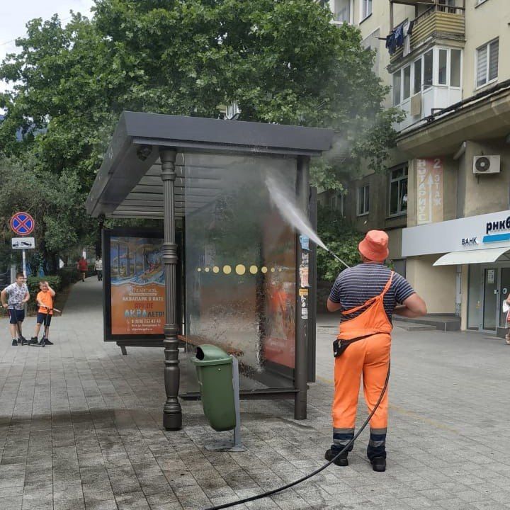Показываем, как в Ялте моют остановочные павильоны Показываем, как в Ялте моют остановочные павильоны