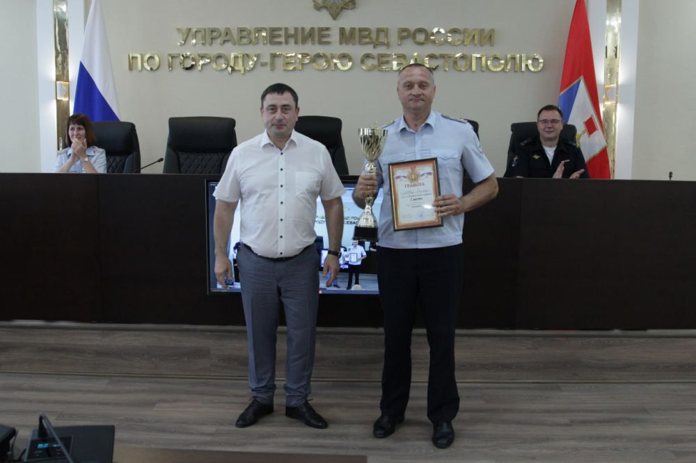 Начальник УМВД России по г. евастополю полковник полиции Сергей Сигунов вручил дипломы победителям регионального этапа музыкального конкурса «Щит и Лира» и спортивные кубки победителям соревнований по футболу Начальник УМВД России по г. евастополю полковник полиции Сергей Сигунов вручил дипломы победителям регионального этапа музыкального конкурса «Щит и Лира» и спортивные кубки победителям соревнований по футболу