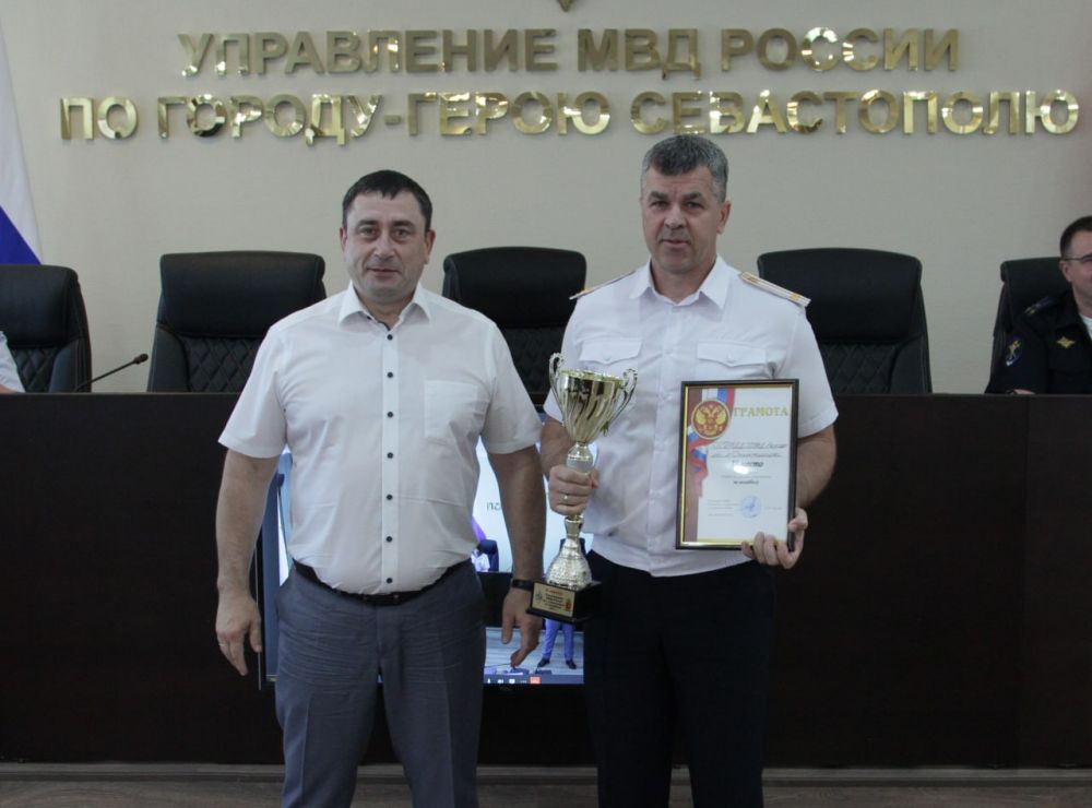 Начальник УМВД России по г. евастополю полковник полиции Сергей Сигунов вручил дипломы победителям регионального этапа музыкального конкурса «Щит и Лира» и спортивные кубки победителям соревнований по футболу Начальник УМВД России по г. евастополю полковник полиции Сергей Сигунов вручил дипломы победителям регионального этапа музыкального конкурса «Щит и Лира» и спортивные кубки победителям соревнований по футболу