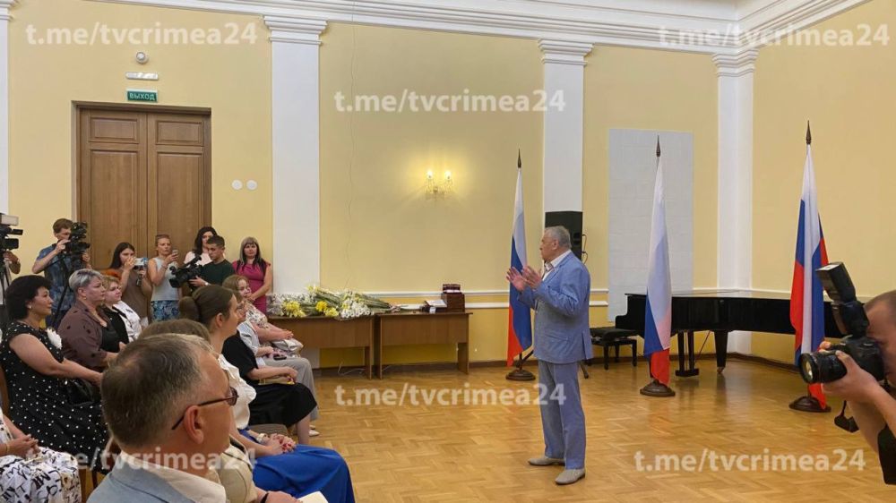 В Симферополе наградили работников социальных служб В Симферополе наградили работников социальных служб