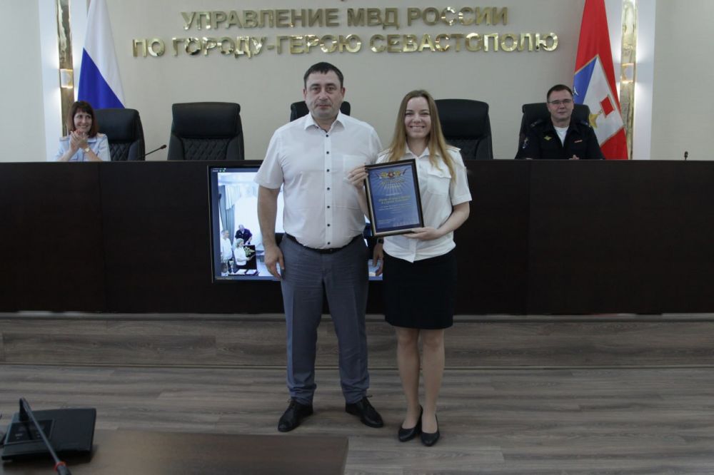 Начальник УМВД России по г. евастополю полковник полиции Сергей Сигунов вручил дипломы победителям регионального этапа музыкального конкурса «Щит и Лира» и спортивные кубки победителям соревнований по футболу Начальник УМВД России по г. евастополю полковник полиции Сергей Сигунов вручил дипломы победителям регионального этапа музыкального конкурса «Щит и Лира» и спортивные кубки победителям соревнований по футболу