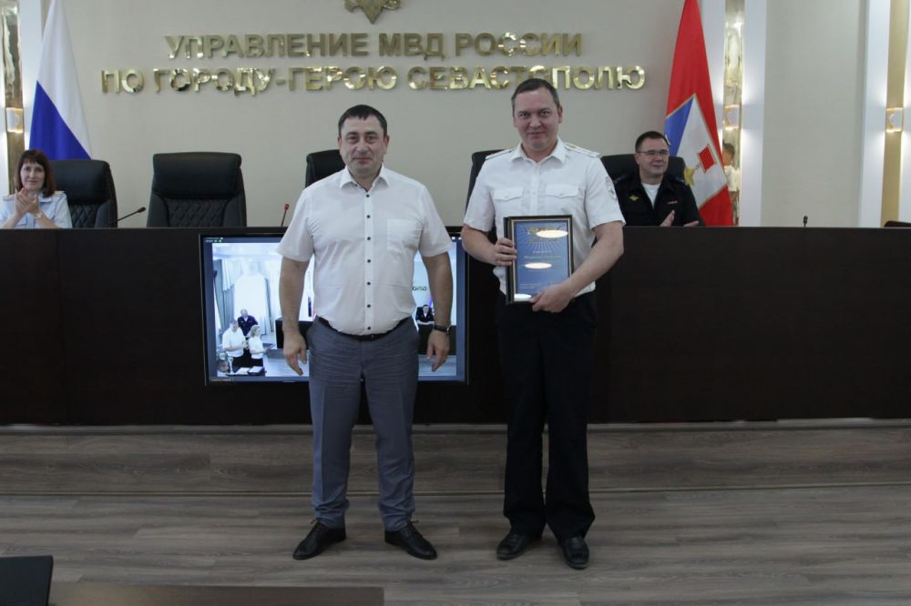 Начальник УМВД России по г. евастополю полковник полиции Сергей Сигунов вручил дипломы победителям регионального этапа музыкального конкурса «Щит и Лира» и спортивные кубки победителям соревнований по футболу Начальник УМВД России по г. евастополю полковник полиции Сергей Сигунов вручил дипломы победителям регионального этапа музыкального конкурса «Щит и Лира» и спортивные кубки победителям соревнований по футболу