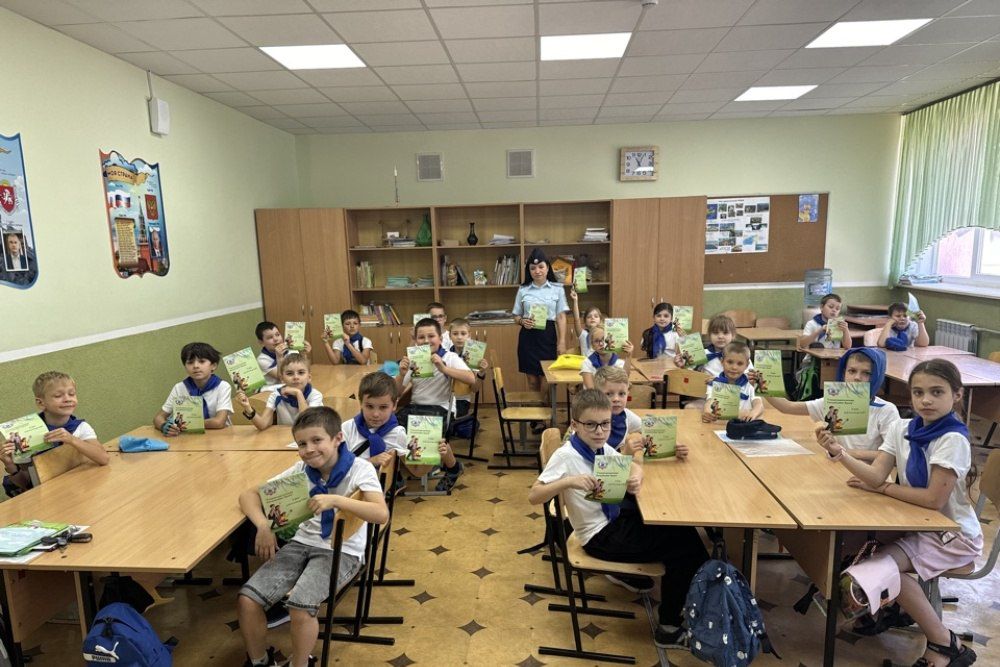 В общеобразовательных учреждениях Симферополя, в связи с наступлением летних каникул, для детей работают дневные... В общеобразовательных учреждениях Симферополя, в связи с наступлением летних каникул, для детей работают дневные...