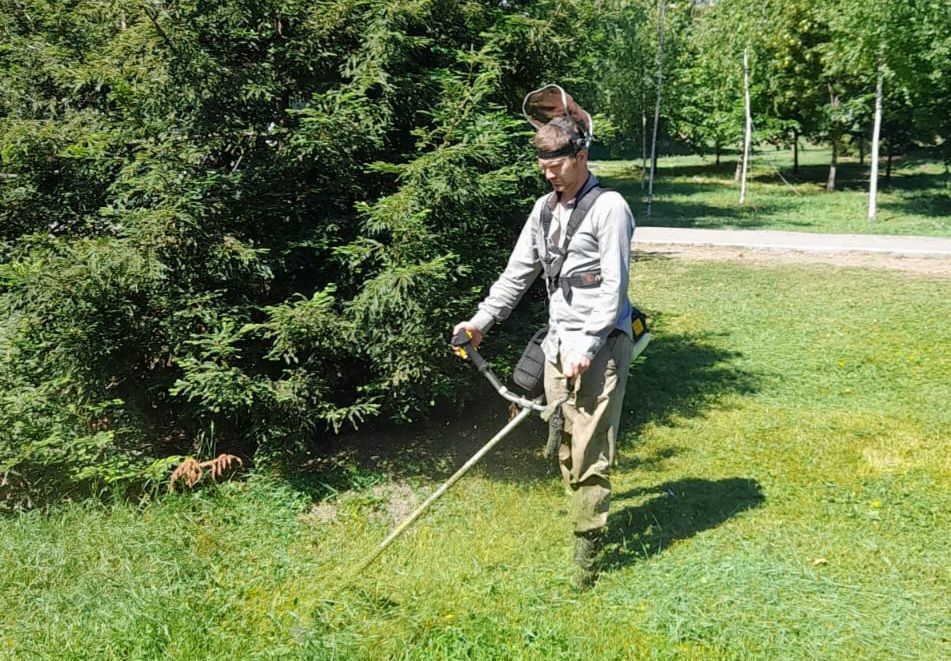 В парках и скверах Симферополя в ежедневном режиме ведётся покос травы: в работах задействовано 12 человек В парках и скверах Симферополя в ежедневном режиме ведётся покос травы: в работах задействовано 12 человек