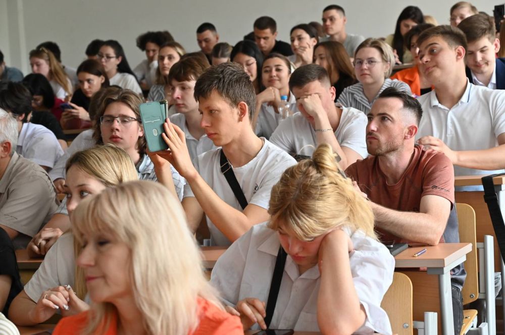 Дмитрий Шеряко: В рамках поручения Главы Республики Крым С.В.Аксёнова встретился со студентами географического, исторического и философских факультетов Таврической академии КФУ им. .И.Вернадского и студентами Медицинской академии им. .И.Георгиевского Дмитрий Шеряко: В рамках поручения Главы Республики Крым С.В.Аксёнова встретился со студентами географического, исторического и философских факультетов Таврической академии КФУ им. .И.Вернадского и студентами Медицинской академии им. .И.Георгиевского