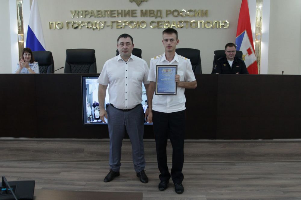 Начальник УМВД России по г. евастополю полковник полиции Сергей Сигунов вручил дипломы победителям регионального этапа музыкального конкурса «Щит и Лира» и спортивные кубки победителям соревнований по футболу Начальник УМВД России по г. евастополю полковник полиции Сергей Сигунов вручил дипломы победителям регионального этапа музыкального конкурса «Щит и Лира» и спортивные кубки победителям соревнований по футболу