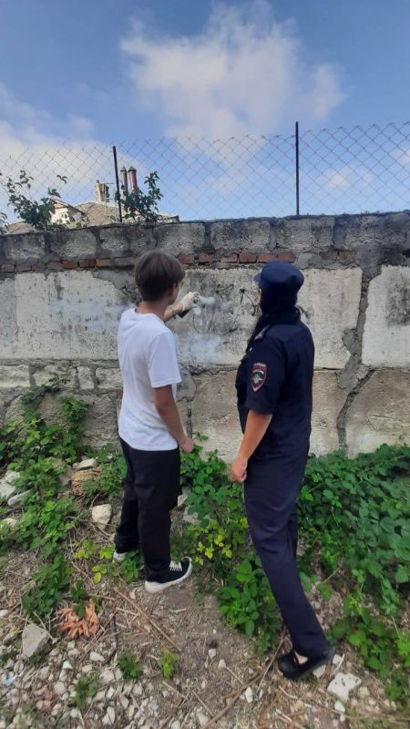 В Севастополе сотрудники полиции вместе с волонтёрами провели антинаркотическую акцию «Закрась опасность!» В Севастополе сотрудники полиции вместе с волонтёрами провели антинаркотическую акцию «Закрась опасность!»