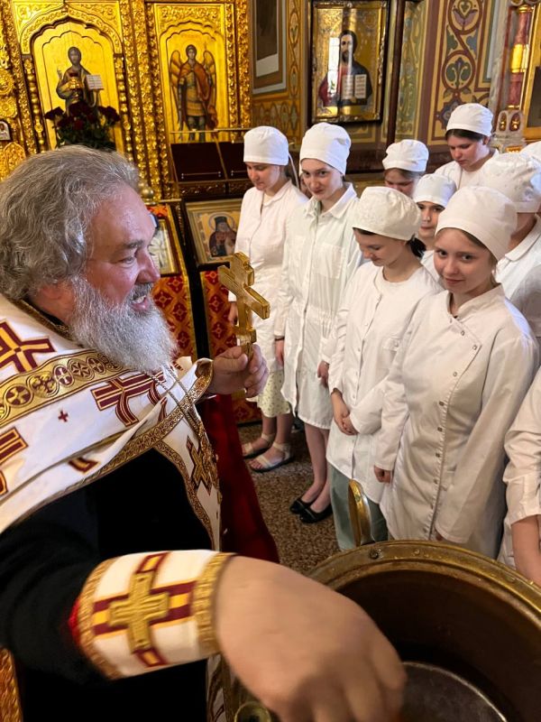 В Ялте прошло освящение медицинских халатов студентов и преподавателей медколледжа В Ялте прошло освящение медицинских халатов студентов и преподавателей медколледжа