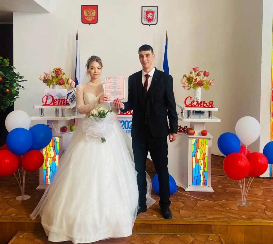 Симферопольский районный отдел ЗАГС провёл торжественную регистрацию рождения двойни, посвящённую Дню России. Симферопольский районный отдел ЗАГС провёл торжественную регистрацию рождения двойни, посвящённую Дню России.
