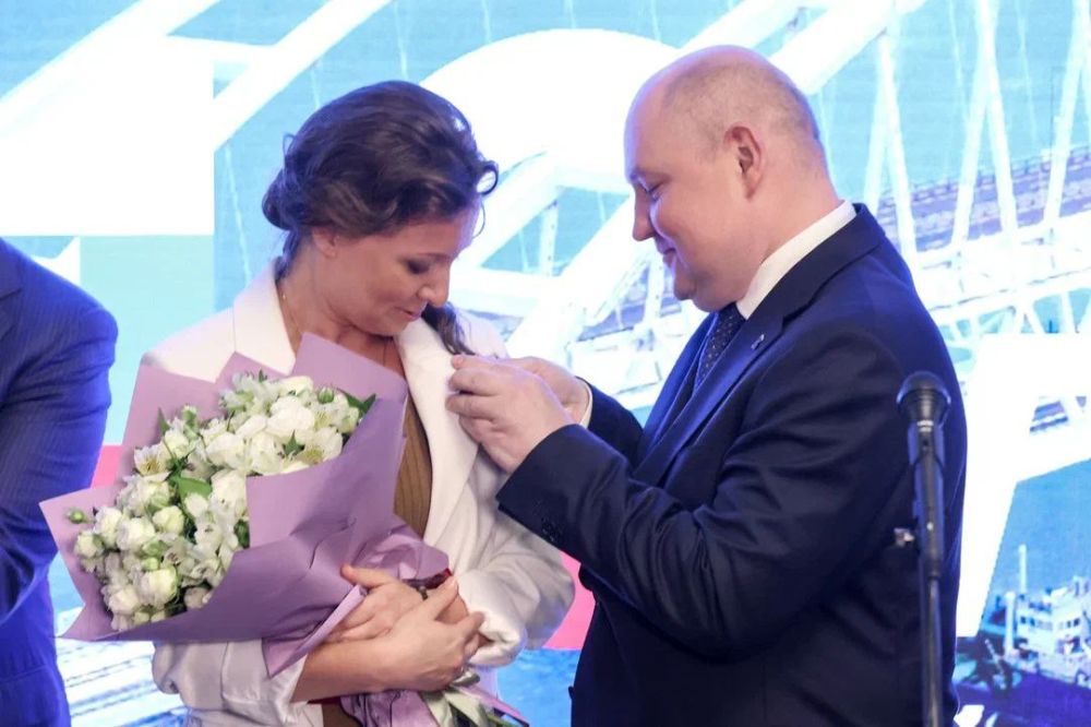 Анна Кузнецова: Выставку, посвященную 10-летию воссоединения Республики Крым и Севастополя с Россией открыли в Госдуме вместе с участниками этого исторического события в канун Дня России Анна Кузнецова: Выставку, посвященную 10-летию воссоединения Республики Крым и Севастополя с Россией открыли в Госдуме вместе с участниками этого исторического события в канун Дня России
