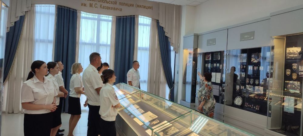 Начальник УМВД России по г. евастополю полковник полиции Сергей Сигунов вручил новые погоны сотрудникам ОВД, получившим первые и очередные специальные звания, а также поздравил сотрудников пресс-службы УМВД с профессиональным праздником Начальник УМВД России по г. евастополю полковник полиции Сергей Сигунов вручил новые погоны сотрудникам ОВД, получившим первые и очередные специальные звания, а также поздравил сотрудников пресс-службы УМВД с профессиональным праздником