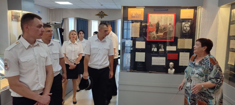 Начальник УМВД России по г. евастополю полковник полиции Сергей Сигунов вручил новые погоны сотрудникам ОВД, получившим первые и очередные специальные звания, а также поздравил сотрудников пресс-службы УМВД с профессиональным праздником Начальник УМВД России по г. евастополю полковник полиции Сергей Сигунов вручил новые погоны сотрудникам ОВД, получившим первые и очередные специальные звания, а также поздравил сотрудников пресс-службы УМВД с профессиональным праздником