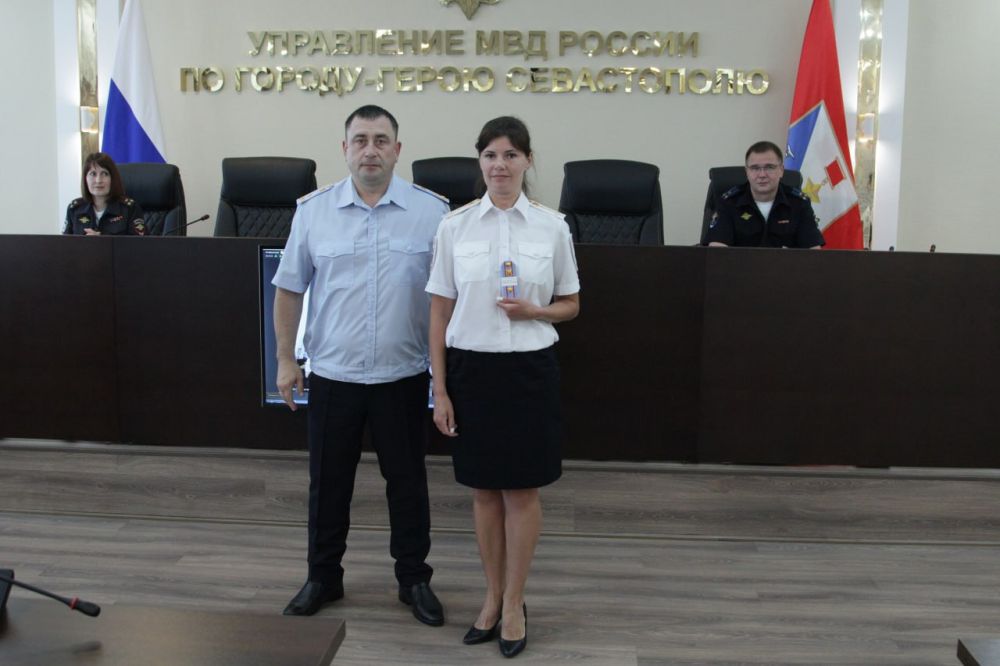 Начальник УМВД России по г. евастополю полковник полиции Сергей Сигунов вручил новые погоны сотрудникам ОВД, получившим первые и очередные специальные звания, а также поздравил сотрудников пресс-службы УМВД с профессиональным праздником Начальник УМВД России по г. евастополю полковник полиции Сергей Сигунов вручил новые погоны сотрудникам ОВД, получившим первые и очередные специальные звания, а также поздравил сотрудников пресс-службы УМВД с профессиональным праздником