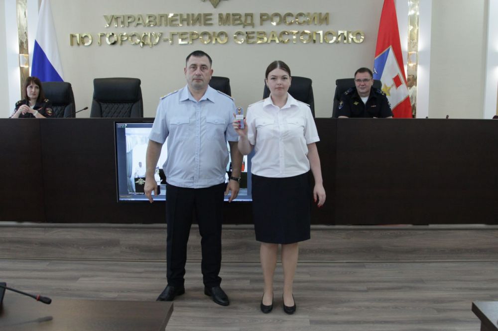 Начальник УМВД России по г. евастополю полковник полиции Сергей Сигунов вручил новые погоны сотрудникам ОВД, получившим первые и очередные специальные звания, а также поздравил сотрудников пресс-службы УМВД с профессиональным праздником Начальник УМВД России по г. евастополю полковник полиции Сергей Сигунов вручил новые погоны сотрудникам ОВД, получившим первые и очередные специальные звания, а также поздравил сотрудников пресс-службы УМВД с профессиональным праздником