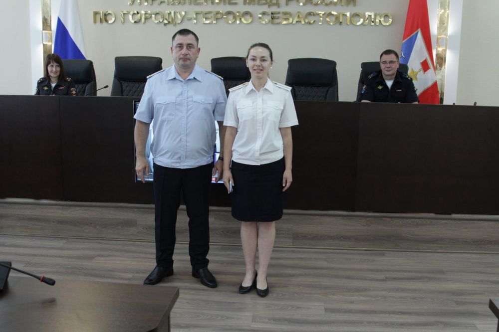 Начальник УМВД России по г. евастополю полковник полиции Сергей Сигунов вручил новые погоны сотрудникам ОВД, получившим первые и очередные специальные звания, а также поздравил сотрудников пресс-службы УМВД с профессиональным праздником Начальник УМВД России по г. евастополю полковник полиции Сергей Сигунов вручил новые погоны сотрудникам ОВД, получившим первые и очередные специальные звания, а также поздравил сотрудников пресс-службы УМВД с профессиональным праздником