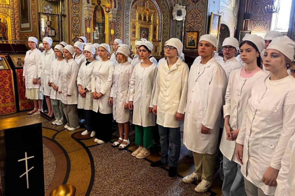 В Крыму прошел традиционный чин освящения халатов медработников В Крыму прошел традиционный чин освящения халатов медработников