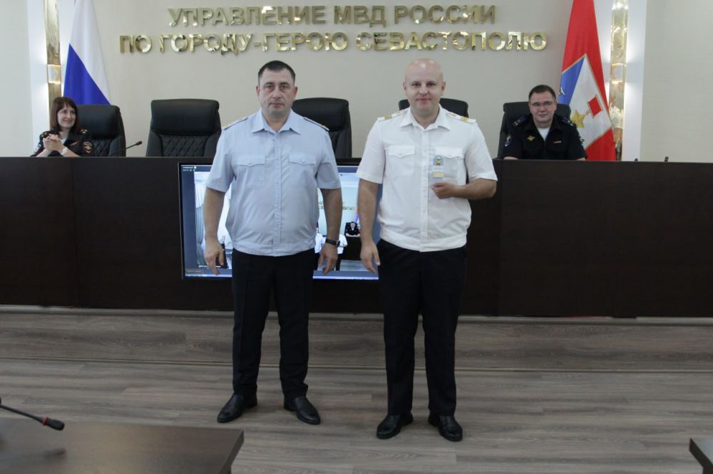 Начальник УМВД России по г. евастополю полковник полиции Сергей Сигунов вручил новые погоны сотрудникам ОВД, получившим первые и очередные специальные звания, а также поздравил сотрудников пресс-службы УМВД с профессиональным праздником Начальник УМВД России по г. евастополю полковник полиции Сергей Сигунов вручил новые погоны сотрудникам ОВД, получившим первые и очередные специальные звания, а также поздравил сотрудников пресс-службы УМВД с профессиональным праздником
