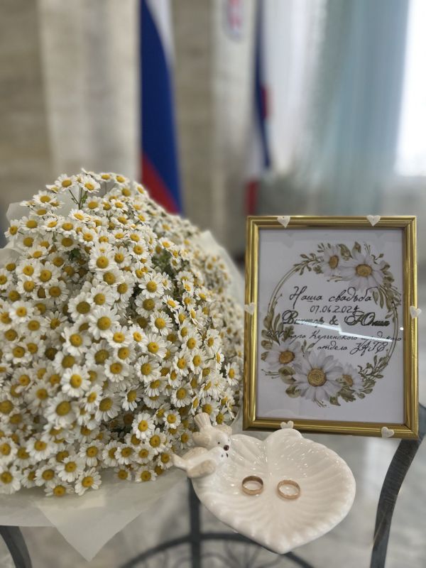 Симферопольский районный отдел ЗАГС провёл торжественную регистрацию рождения двойни, посвящённую Дню России. Симферопольский районный отдел ЗАГС провёл торжественную регистрацию рождения двойни, посвящённую Дню России.