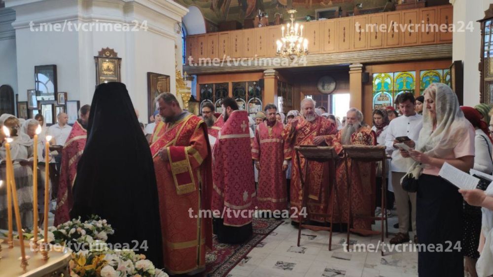 В Свято-Троицком монастыре Симферополя проходит чин освящения халатов медработников В Свято-Троицком монастыре Симферополя проходит чин освящения халатов медработников