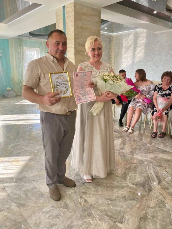 Симферопольский районный отдел ЗАГС провёл торжественную регистрацию рождения двойни, посвящённую Дню России. Симферопольский районный отдел ЗАГС провёл торжественную регистрацию рождения двойни, посвящённую Дню России.