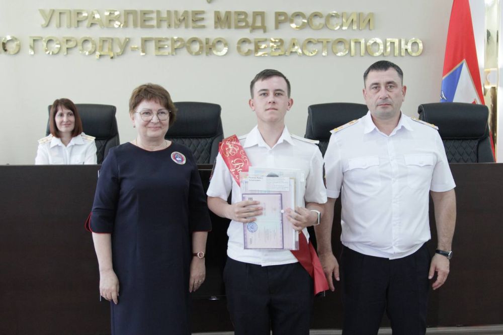 Начальник УМВД России по г. евастополю Сергей Сигунов вручил выпускникам СОШ № 6 аттестаты об основном общем образовании и свидетельства об окончании кадетского класса Начальник УМВД России по г. евастополю Сергей Сигунов вручил выпускникам СОШ № 6 аттестаты об основном общем образовании и свидетельства об окончании кадетского класса