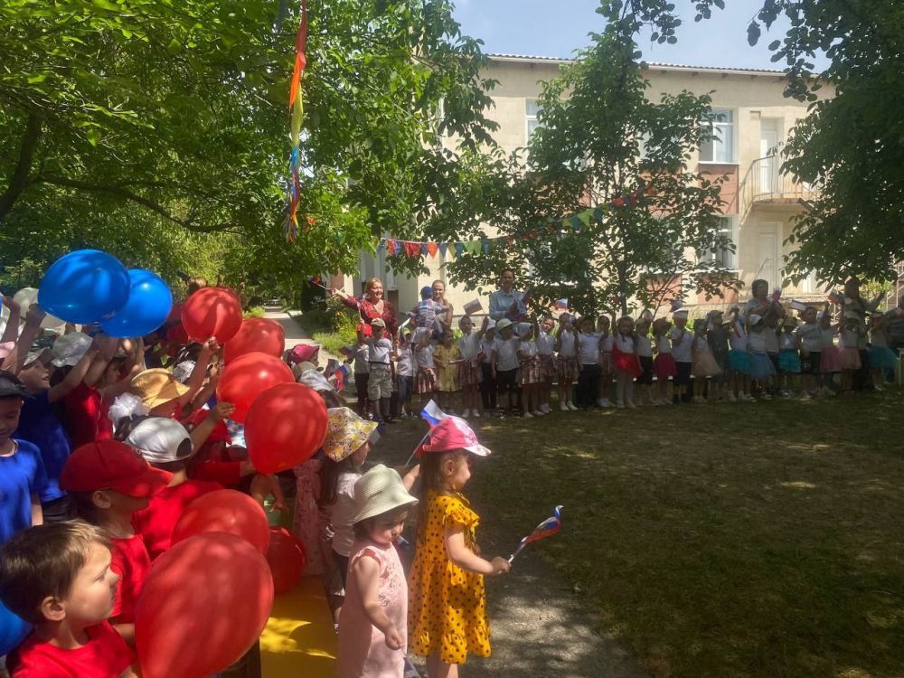 Сегодня заместитель главы администрации Белогорского района Ленор Сеитджемилов посетил праздничное мероприятие в детском саду «Солнышко» с.Цветочное, посвященное Дню России Сегодня заместитель главы администрации Белогорского района Ленор Сеитджемилов посетил праздничное мероприятие в детском саду «Солнышко» с.Цветочное, посвященное Дню России