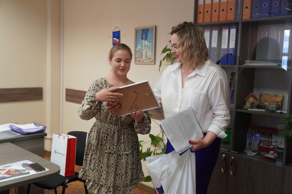 #дети_и_образование. Трем выпускницам керченских школ вручили сертификаты на поездку в Санкт-Петербург на праздник «Алые паруса». Ежегодно Банк РОССИЯ приглашает лучших выпускников посетить это грандиозное мероприятие #дети_и_образование. Трем выпускницам керченских школ вручили сертификаты на поездку в Санкт-Петербург на праздник «Алые паруса». Ежегодно Банк РОССИЯ приглашает лучших выпускников посетить это грандиозное мероприятие