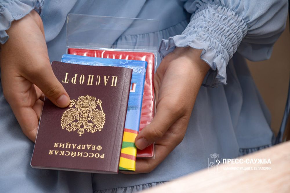 Накануне Дня России юные евпаторийцы получили паспорта Накануне Дня России юные евпаторийцы получили паспорта