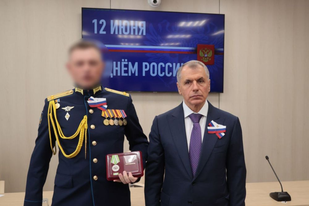 Владимир Константинов: В преддверии Дня России вручил крымчанам государственные награды и знаки отличия Государственного Совета Владимир Константинов: В преддверии Дня России вручил крымчанам государственные награды и знаки отличия Государственного Совета