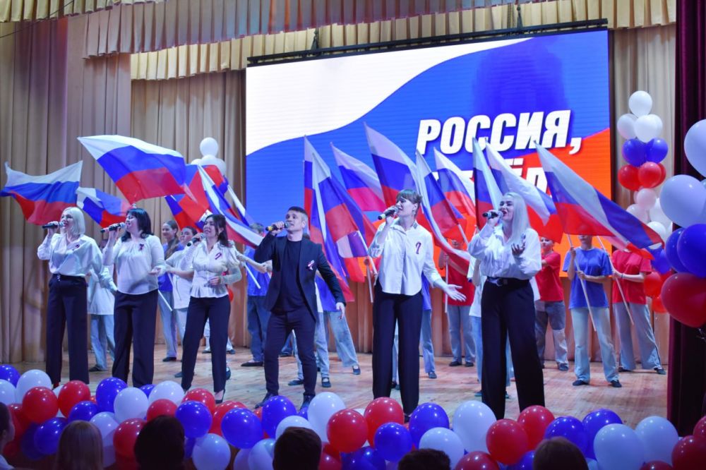 Галина Огнёва: Сегодня в доме творчества «Подмосковье» приняла участие в торжественном мероприятии, посвященном Дню России Галина Огнёва: Сегодня в доме творчества «Подмосковье» приняла участие в торжественном мероприятии, посвященном Дню России