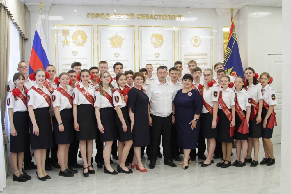 Начальник УМВД России по г. евастополю Сергей Сигунов вручил выпускникам СОШ № 6 аттестаты об основном общем образовании и свидетельства об окончании кадетского класса Начальник УМВД России по г. евастополю Сергей Сигунов вручил выпускникам СОШ № 6 аттестаты об основном общем образовании и свидетельства об окончании кадетского класса