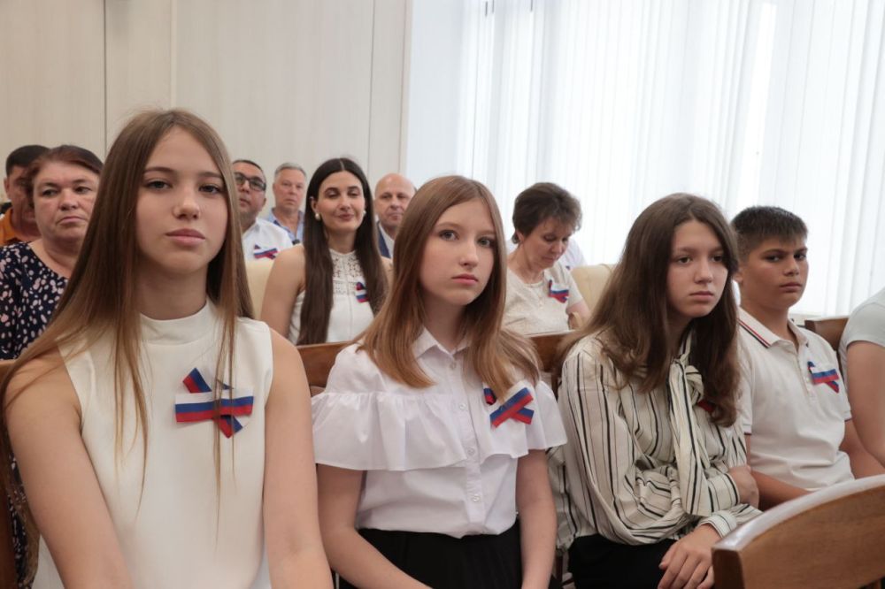 Владимир Константинов: В преддверии Дня России вручил крымчанам государственные награды и знаки отличия Государственного Совета Владимир Константинов: В преддверии Дня России вручил крымчанам государственные награды и знаки отличия Государственного Совета