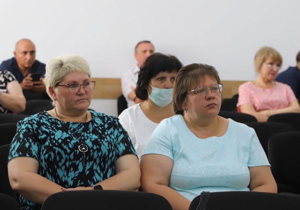 Докладчик сообщил, что уборочная площадь зерновых культур урожая 2024 года составляет 2725 га. 2023 год – 3,5 тыс.га) из них на зерно – 2645 га. т.ч.: Докладчик сообщил, что уборочная площадь зерновых культур урожая 2024 года составляет 2725 га. 2023 год – 3,5 тыс.га) из них на зерно – 2645 га. т.ч.: