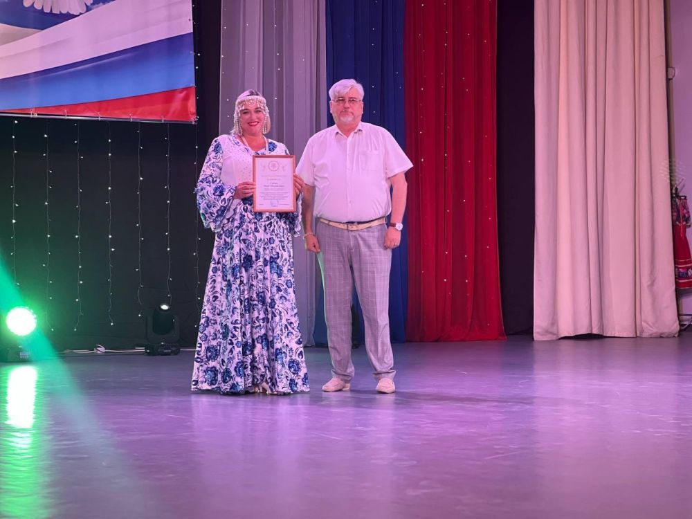День России – день могучей страны, в которой мы живем и трудимся, создаем семьи и воспитываем детей, прививая патриотизм, чувство гордости и любви к Родине День России – день могучей страны, в которой мы живем и трудимся, создаем семьи и воспитываем детей, прививая патриотизм, чувство гордости и любви к Родине