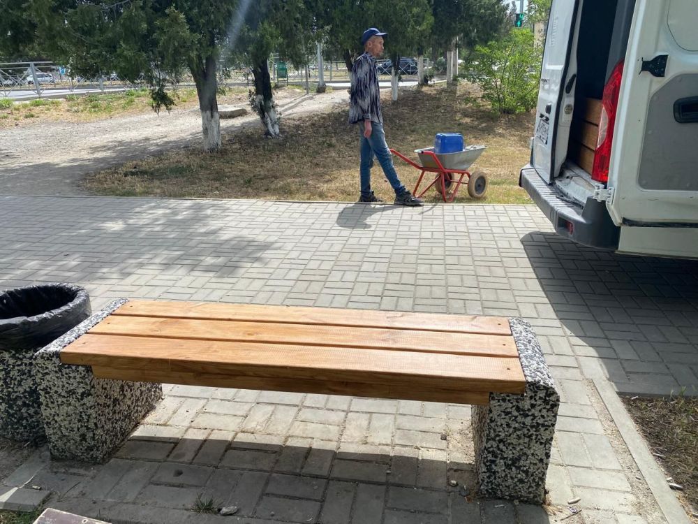Дмитрий Скобликов: Как и планировали, продолжаем реставрацию, а в некоторых местах и замену скамеек и лавочек в городе Дмитрий Скобликов: Как и планировали, продолжаем реставрацию, а в некоторых местах и замену скамеек и лавочек в городе
