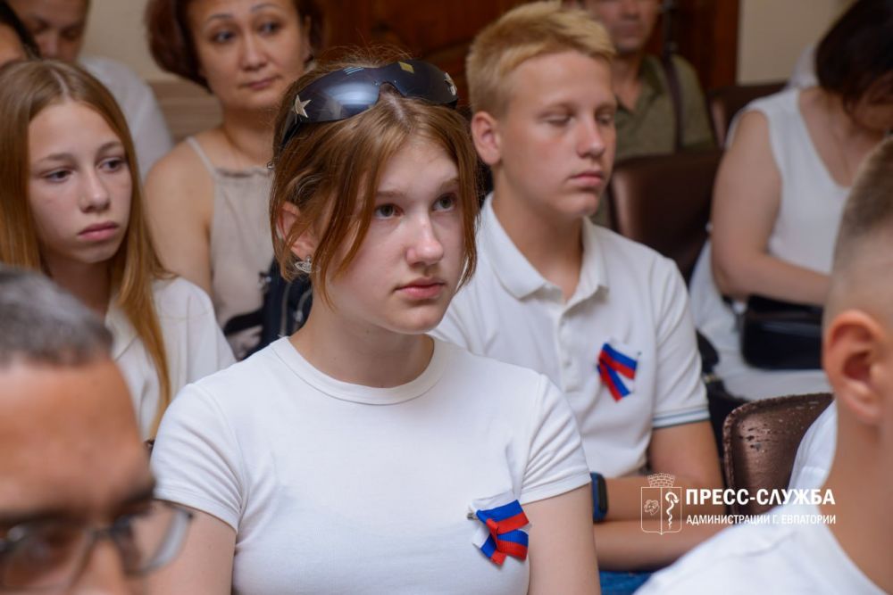 Накануне Дня России юные евпаторийцы получили паспорта Накануне Дня России юные евпаторийцы получили паспорта