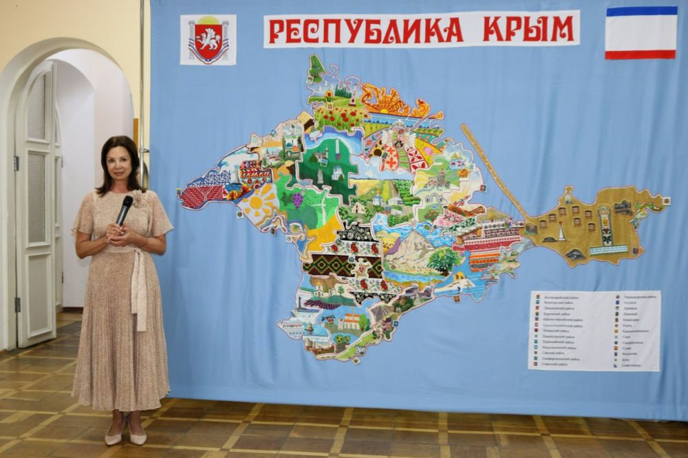 В Симферополе презентовали вышитую карту Крыма В Симферополе презентовали вышитую карту Крыма