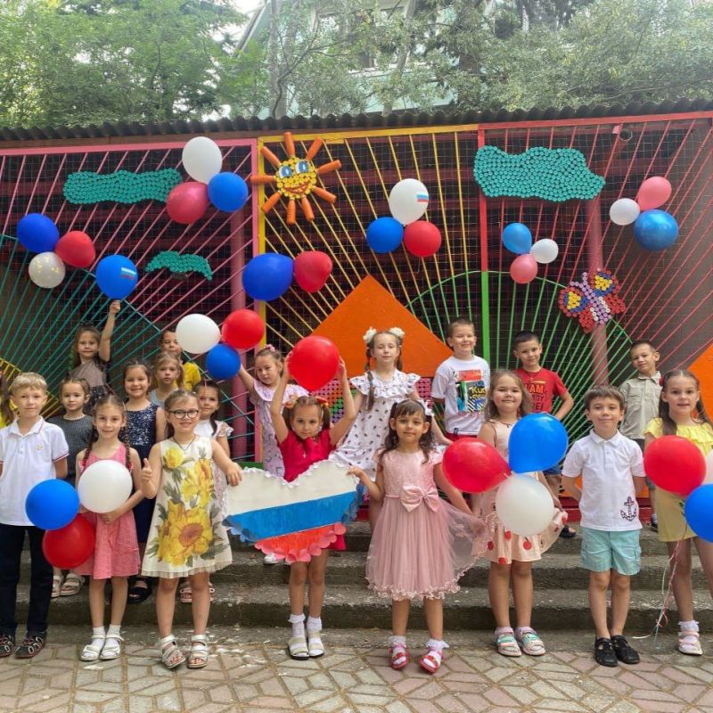 Дружно, ярко, с улыбками — как самые юные ялтинцы готовятся к празднованию Дня России Дружно, ярко, с улыбками — как самые юные ялтинцы готовятся к празднованию Дня России