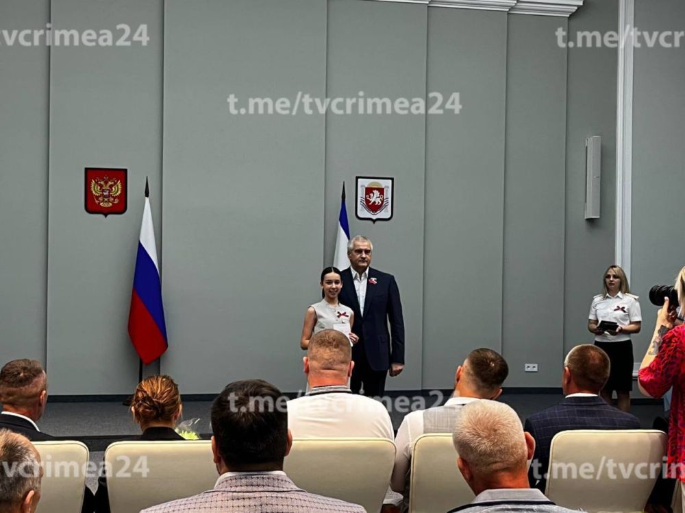 14 крымчан получили свои первые паспорта 14 крымчан получили свои первые паспорта