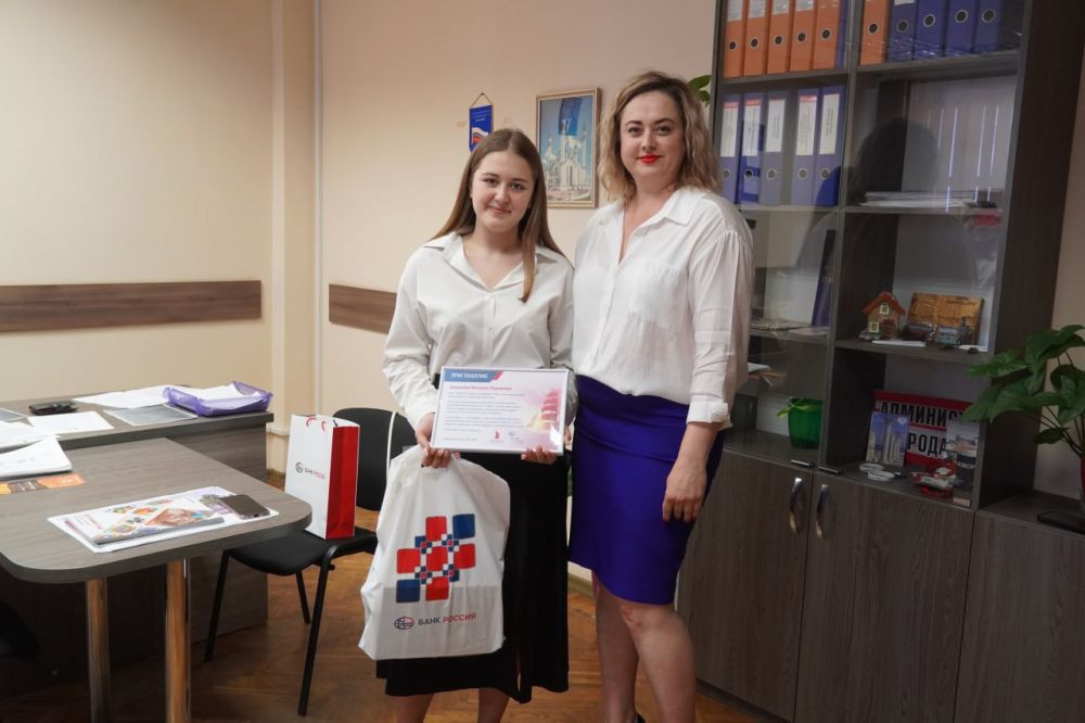 #дети_и_образование. Трем выпускницам керченских школ вручили сертификаты на поездку в Санкт-Петербург на праздник «Алые паруса». Ежегодно Банк РОССИЯ приглашает лучших выпускников посетить это грандиозное мероприятие #дети_и_образование. Трем выпускницам керченских школ вручили сертификаты на поездку в Санкт-Петербург на праздник «Алые паруса». Ежегодно Банк РОССИЯ приглашает лучших выпускников посетить это грандиозное мероприятие