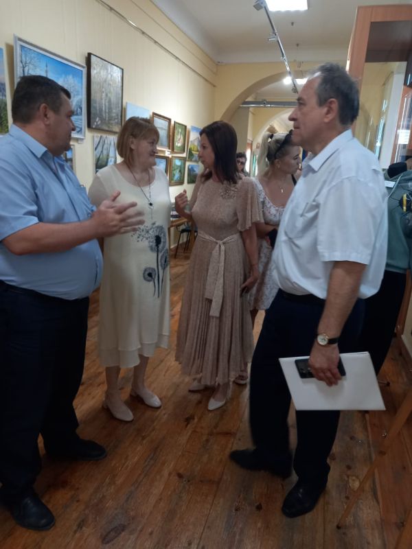 11 июня 2024 года, в преддверии Дня России, министр культуры Республики Крым Татьяна Анатольевна Манежина посетила выставку... 11 июня 2024 года, в преддверии Дня России, министр культуры Республики Крым Татьяна Анатольевна Манежина посетила выставку...