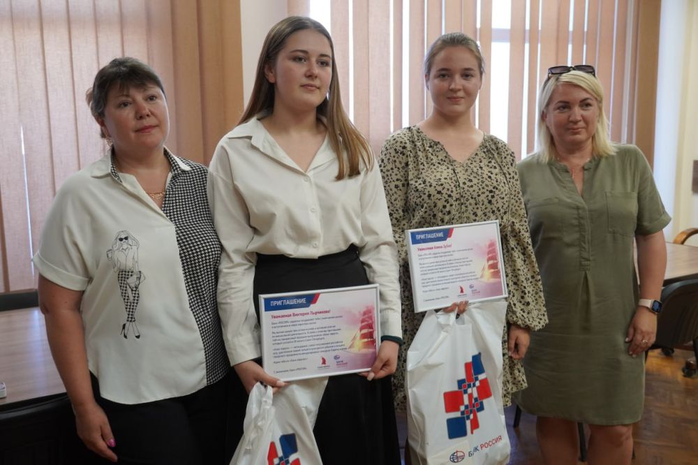 #дети_и_образование. Трем выпускницам керченских школ вручили сертификаты на поездку в Санкт-Петербург на праздник «Алые паруса». Ежегодно Банк РОССИЯ приглашает лучших выпускников посетить это грандиозное мероприятие #дети_и_образование. Трем выпускницам керченских школ вручили сертификаты на поездку в Санкт-Петербург на праздник «Алые паруса». Ежегодно Банк РОССИЯ приглашает лучших выпускников посетить это грандиозное мероприятие