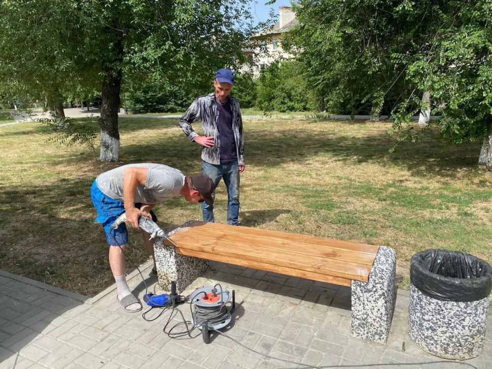 Дмитрий Скобликов: Как и планировали, продолжаем реставрацию, а в некоторых местах и замену скамеек и лавочек в городе Дмитрий Скобликов: Как и планировали, продолжаем реставрацию, а в некоторых местах и замену скамеек и лавочек в городе