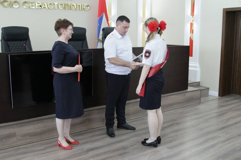 Начальник УМВД России по г. евастополю Сергей Сигунов вручил выпускникам СОШ № 6 аттестаты об основном общем образовании и свидетельства об окончании кадетского класса Начальник УМВД России по г. евастополю Сергей Сигунов вручил выпускникам СОШ № 6 аттестаты об основном общем образовании и свидетельства об окончании кадетского класса